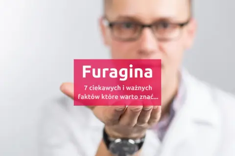 Mężczyzna w okularach trzyma kartkę z napisem "Furagina". Czy alkohol wpływa na jej działanie? Dowiedz się 7 faktów.