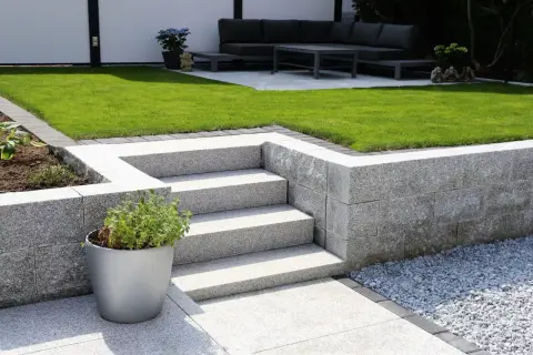 Moderne Gartenmauer aus Granit mit Stufen und Sitzbereich. Tolle Ideen für Gartenmauern, die Struktur und Eleganz verleihen.