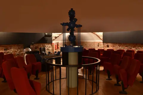 Planetarium we Fromborku – idealne miejsce na atrakcje dla dzieci. Czerwone fotele czekają na małych odkrywców kosmosu.