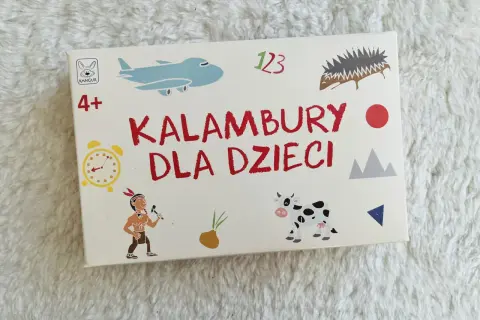 Kalambury dla dzieci: samolot, jeż, krowa, zegar i inne obrazki zachęcają do zabawy.
