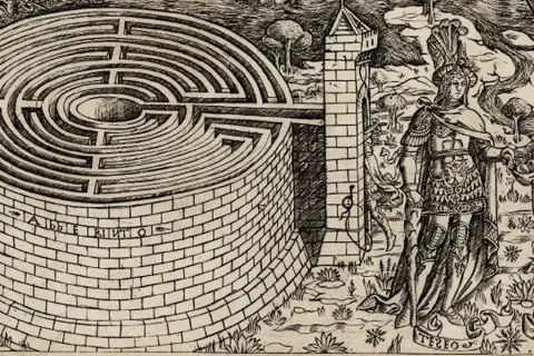 Un minotaure attend dans ce labyrinthe complexe. Thésée et Ariane se tiennent à proximité, prêts à affronter le monstre.