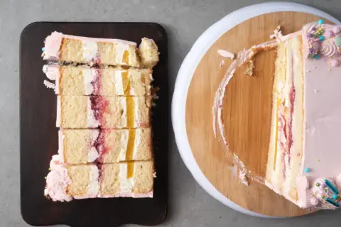 Jak perfekcyjnie pokroić wysoki tort? Bez stresu i równo!