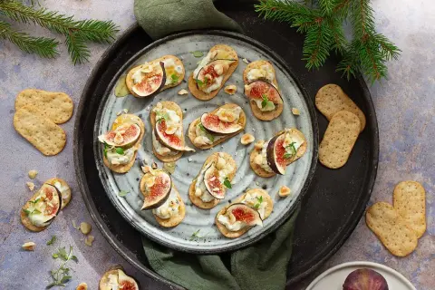 Smarriga kex med färskost, fikon och nötter. Perfekta tips på snacks till festen!
