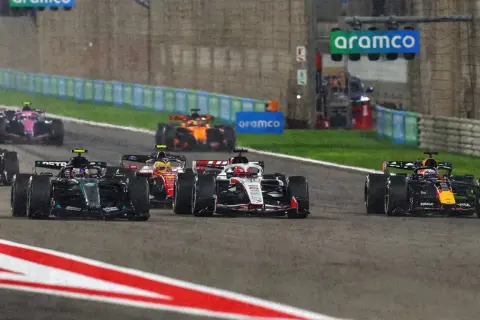 Coches de Fórmula 1 compiten en una carrera nocturna, anticipando el calendario F1 2026.
