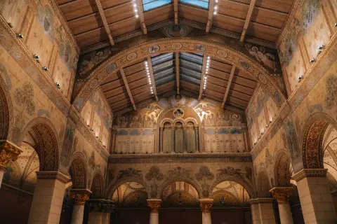 Wnętrze muzeum sztuk pięknych w Budapeszcie. Bogato zdobione ściany i sklepienie z mozaikami i malowidłami.