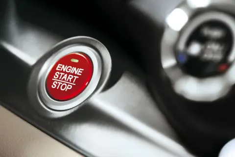 Czerwony przycisk "ENGINE START STOP" w samochodzie. Czy żeby włączyć zapłon trzeba wcisnąć sprzęgło?