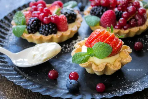 Frische Beeren-Tartelettes mit Vanillecreme, ein köstliches Rezept für süße Momente.