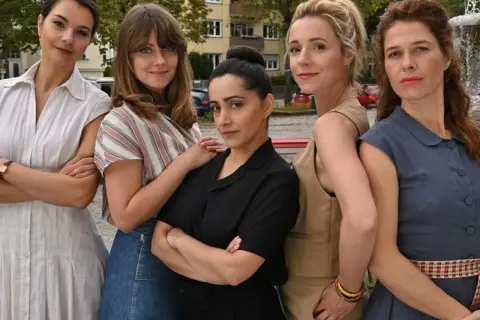Fünf Frauen stehen nebeneinander. Eine davon ist die Hauptdarstellerin einer neuen Mediathek Serie.