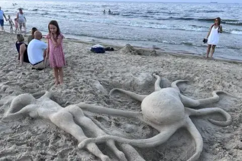Niezwykłe rzeźby z piasku na plaży: odkryj magiczne miejsca i wydarzenia