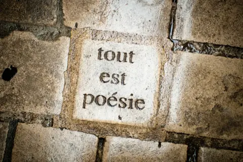 Sur le pavé, "tout est poésie", un hommage discret à l'enterrement de Paul Verlaine, rappelant que la vie elle-même est une œuvre d'art.
