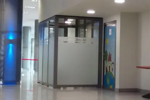 Szklana kabina z napisem "SMOKING AREA" sugeruje, że na lotnisku w Katowicach jest palarnia. Obok drzwi z rysunkiem domu na globusie.