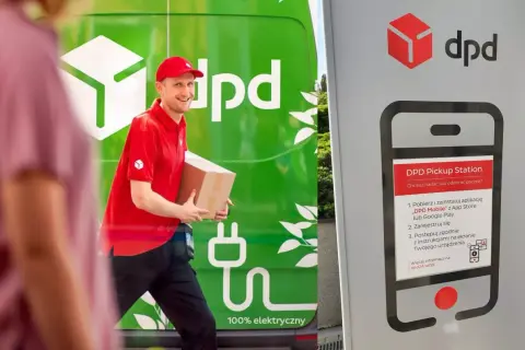 Kurier DPD z paczką przy zielonym, elektrycznym samochodzie. Obok tablica informacyjna zachęcająca do pobrania aplikacji "DPD Mobile".