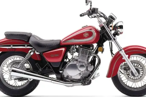 Motocicleta Suzuki GZ 250 Marauder roja, con asiento negro y detalles plateados. Lista para la aventura.