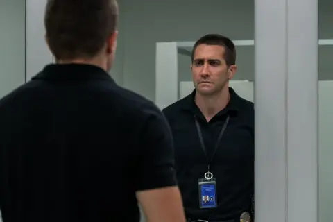Jake Gyllenhaal w filmie "Procesja" patrzy w lustro, zastanawiając się nad swoją rolą.
