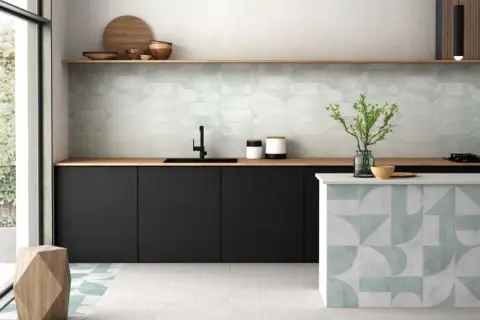 Cocina moderna con elegantes mosaicos de azulejos en paredes y barra. Tonos verdes y grises crean un ambiente fresco y sofisticado.
