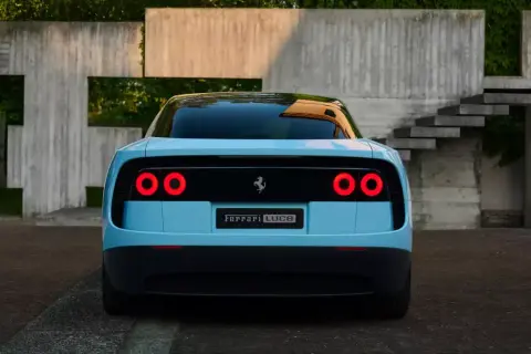 Niebieskie, elektryczne Ferrari Luce z okrągłymi światłami z tyłu, zaparkowane przed nowoczesną betonową architekturą.