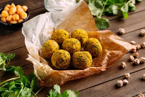 Boules dorées de falafel maison, prêtes à être dégustées. Une recette simple et savoureuse pour un repas végétarien.