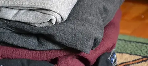 Zrób dywan ze starych ubrań! Poradnik DIY krok po kroku