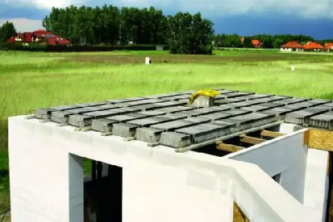 Budowa domu: betonowy strop nad parterem, przygotowany do wylania. Szacowany koszt stropu betonowego 100m2.