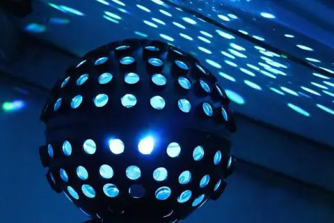 Ile bierze DJ za 18? Ceny, które zaskoczą i pomogą w wyborze