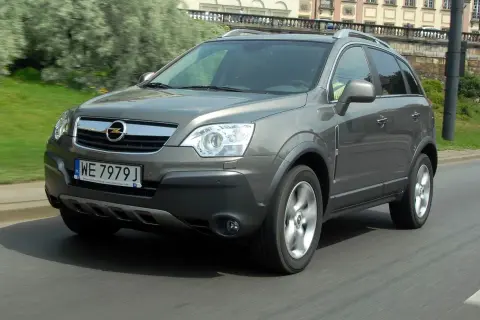 Szary Opel Antara w ruchu miejskim. Wiele osób szuka opinii o tym modelu przed zakupem.