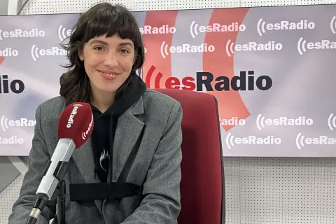 Silma López sonríe ante el micrófono de esRadio, lista para compartir sus historias.
