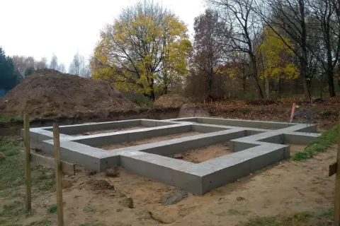 Nowy fundament czeka na dalsze prace. Widać, ile fundament musi odstać, zanim będzie można kontynuować budowę.