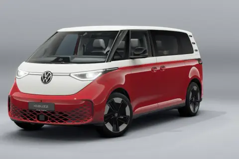 En röd och vit Volkswagen ID. Buzz, en modern tolkning av klassiska vw modeller genom åren.