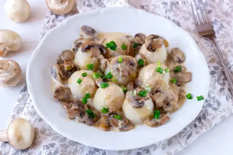 Pyszne kluski ziemniaczane w kremowym sosie pieczarkowym. Idealne, gdy zastanawiasz się, ile gotować pieczarki.