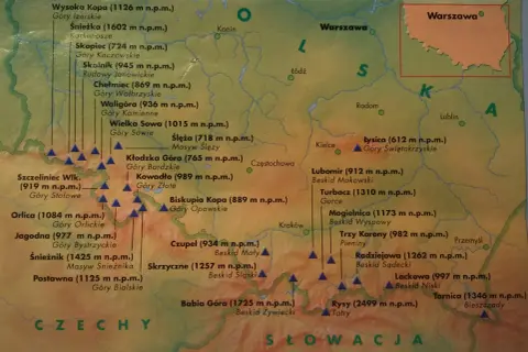 Mapa przedstawia plan Korony Gór Polskich z zaznaczonymi szczytami i ich wysokościami.