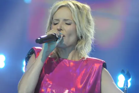 Patrycja Markowska śpiewa, a jej utwory niosą się po scenie. Wokalistka w błyszczącej, różowej kreacji z mikrofonem w dłoni.