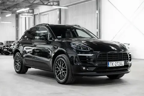 Czarny Porsche Macan lśni w garażu. Sprawdź atrakcyjną porsche macan cena i znajdź swój wymarzony SUV.