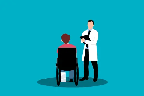 Medico con cartella parla con paziente su sedia a rotelle. Valutazione per la percentuale invalidità per esenzione ticket.