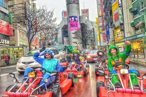 Folk i dräkter kör gokart genom Shibuya Crossing i Tokyo.