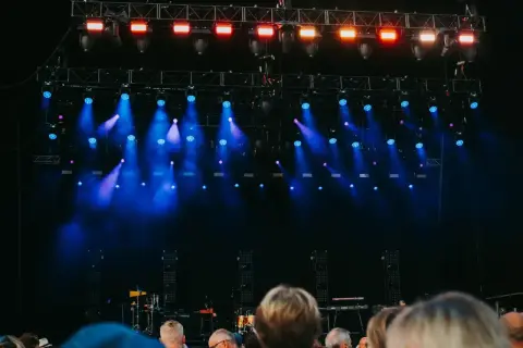 Bühne mit blauen und roten Lichtern, bereit für das Sea Dance Festival. Publikum wartet gespannt.