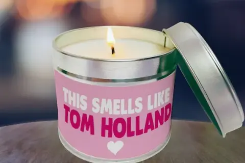 Świeczka o zapachu Toma Hollanda – idealny wybór dla fanów aromatów
