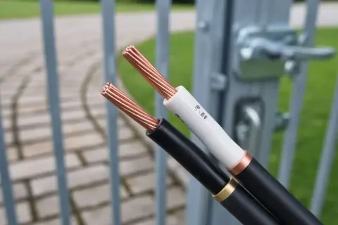 Jakie przewody do bramy i domofonu? Sprawdź, aby uniknąć problemów
