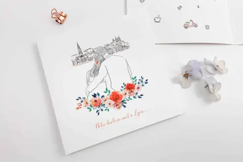Un faire-part avec un dessin de couple devant une ville, orné de fleurs. Le texte "Notre histoire naît à Lyon..." suggère un événement spécial.