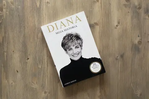Okładka książki "Diana. Moja historia" z portretem księżnej Diany na drewnianym tle.