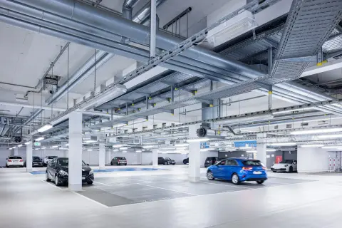 Moderne Tiefgarage mit Autos. Die Kosten für das Parken im Quadrat sind hier nicht ersichtlich, aber die Infrastruktur ist gut ausgebaut.
