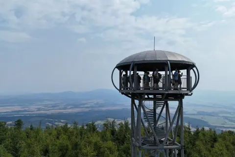 Wieża widokowa na jagodna najkrótszy szlak. Ludzie podziwiają panoramę z góry.