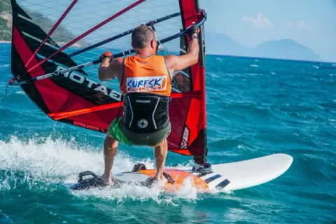 Ucieknij przed mrozem! Windsurfing zimą: Top kierunki i porady.