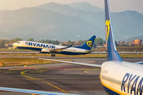 Samolot Ryanair startuje na tle gór. Zastanawiasz się, jak anulować rezerwację Ryanair?