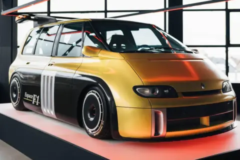 Złoty i czarny Renault Espace F1 z potężnym spojlerem, prezentowany na wystawie.