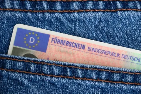 Deutscher Führerschein in Jeans-Tasche. Wer ohne Brille fährt, riskiert eine Strafe.