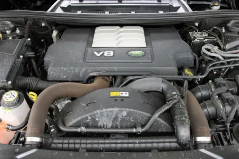 Silnik V8 w Range Rover L322, gotowy do pracy.