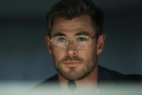 Chris Hemsworth w okularach, jakby przygotowywał się do roli w filmie o pajęczej głowie obsada.