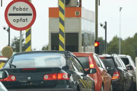 Korki na autostradzie A1 przed punktem poboru opłat. Samochody stoją w kolejce do zapłaty.