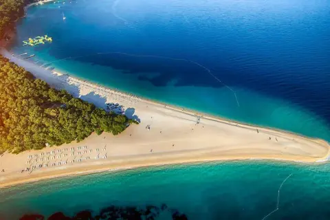 Złota plaża w Chorwacji, marzenie o wakacjach. Zastanawiasz się, ile się leci do Chorwacji, by zobaczyć ten raj?