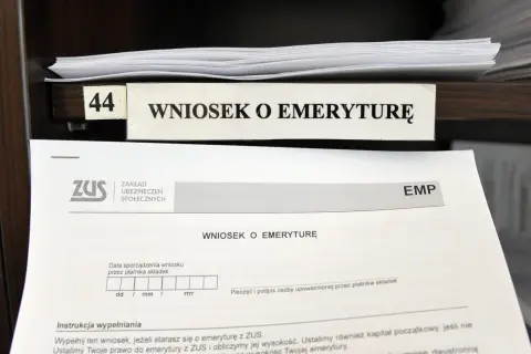 Wniosek o emeryturę z ZUS. Dokument "Wniosek o emeryturę" czeka na wypełnienie, by ustalić prawo i wysokość świadczenia.